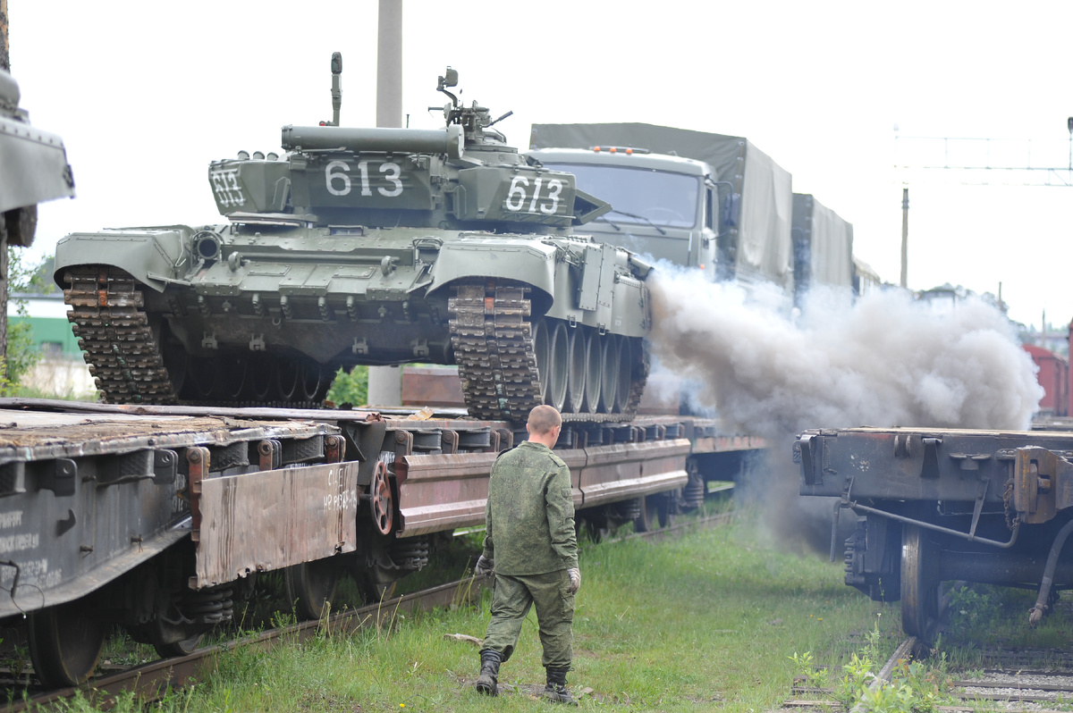 Перевозка 2013 год. Пример погрузки гусеничной техники на открытый подвижной состав.