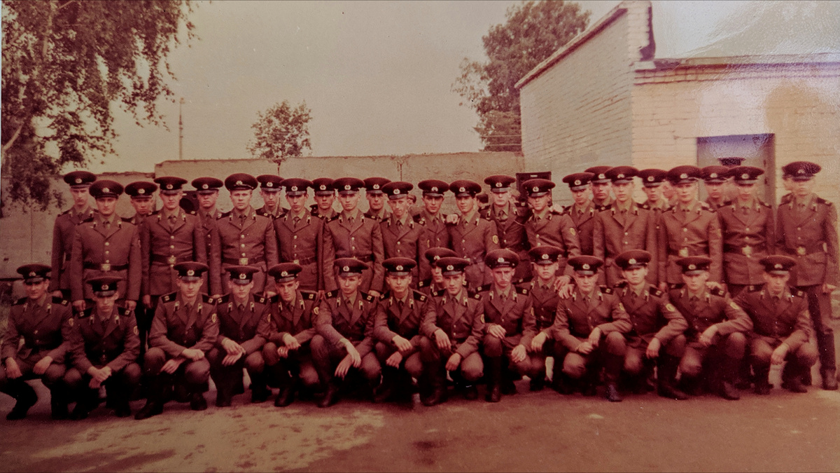 Фото автора. 22 июля 1990 год. в/ч 01577. Я слева стою, третий в первом ряду.