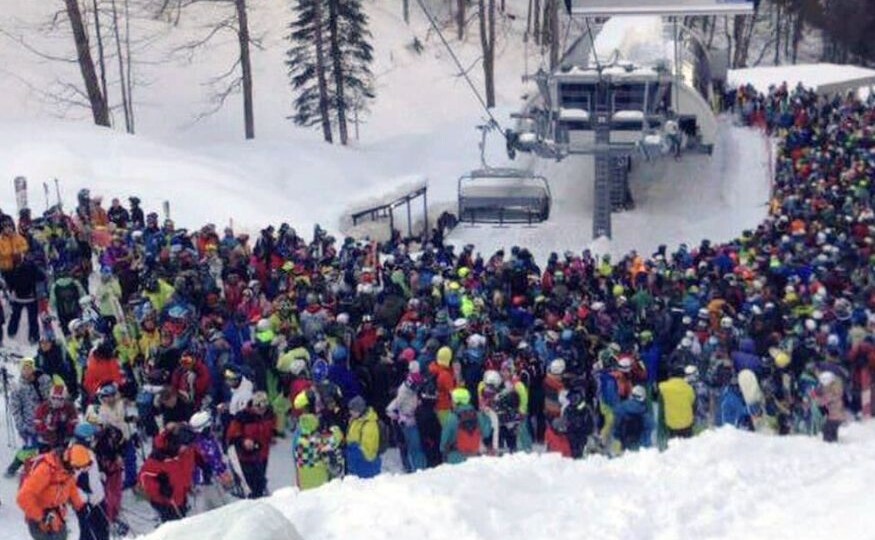 Пробки в Красной Поляне: туристы идут в горы пешком, такси — 2 тыс. ₽ и час ожидания