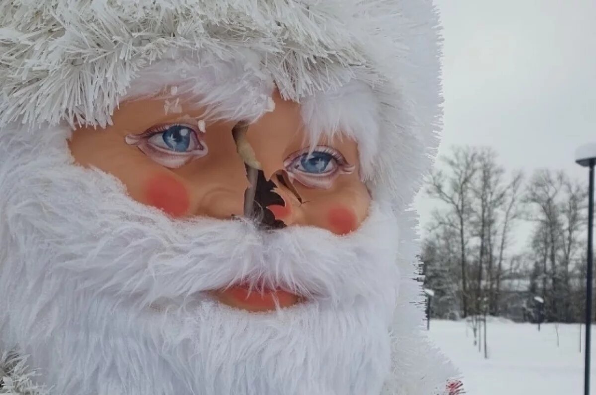    В городе Тверской области вандалы раскромсали лицо Деду Морозу