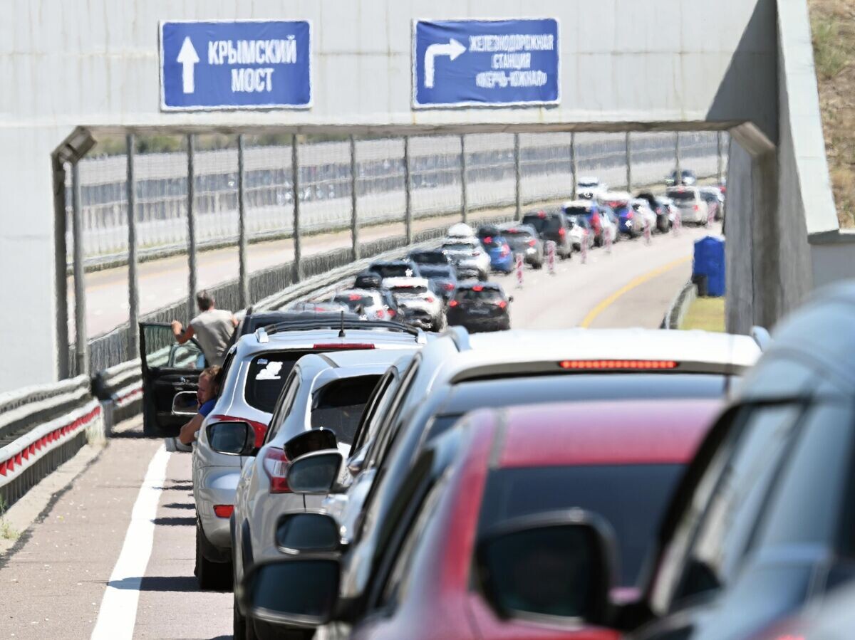    Автомобильная пробка перед Крымским мостом в Керчи | © РИА Новости / Константин Михальчевский