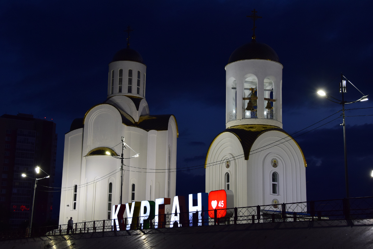 Набережная реки Тобол, жанровая композиция "КУРГАН" на фоне Свято-Троицкого собора и колокольни Свято-Троицкого собора. . Фото автора канала "Приключения Тома Сойера".