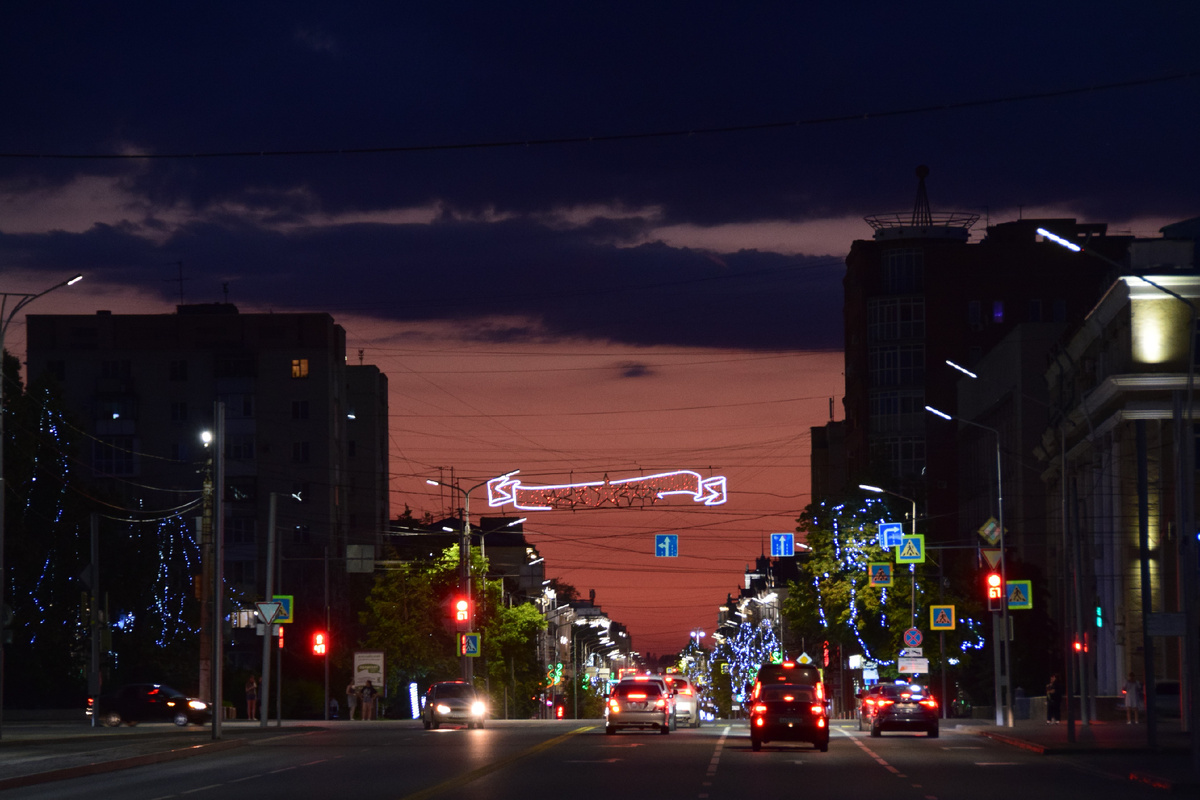 Улица Ленина на закате. Фото автора канала "Приключения Тома Сойера".