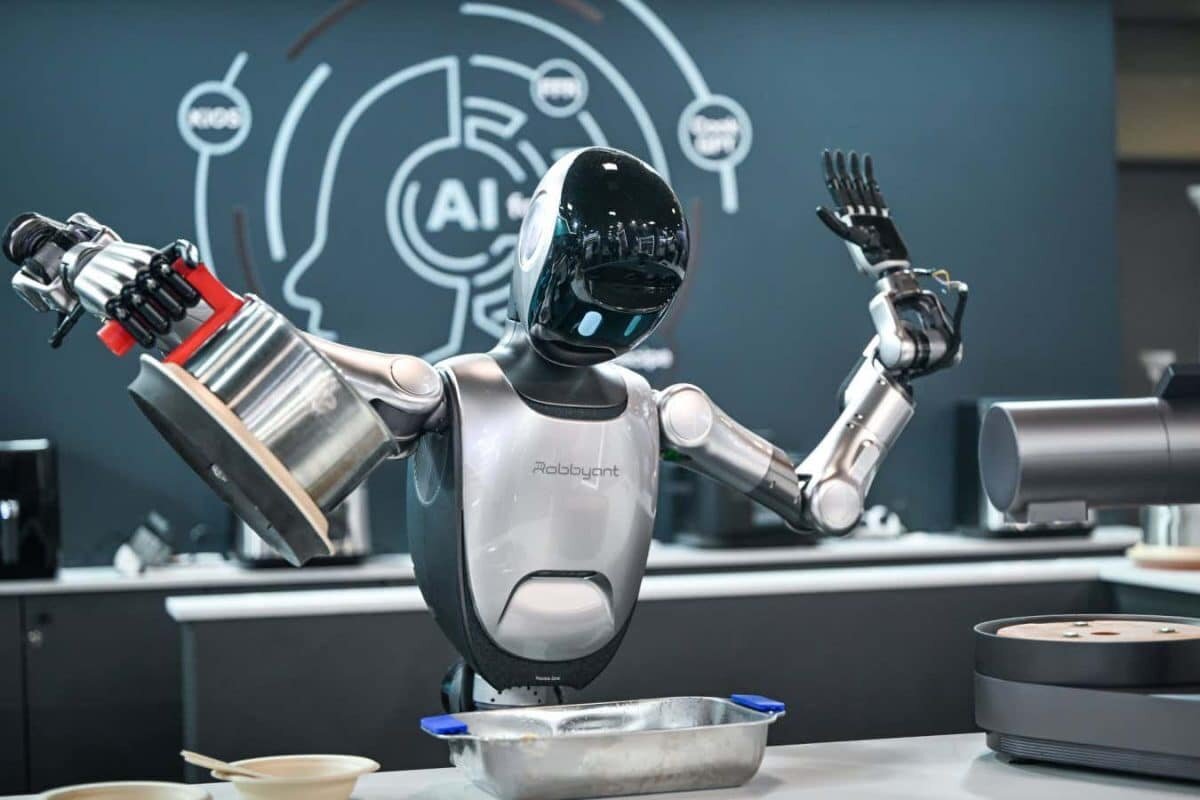    Робот R1 во время готовки / © Artur Widak / NurPhoto, Getty Images