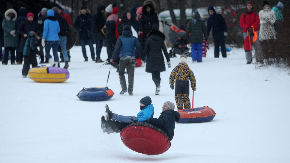     Один человек пострадал при катании на тюбингах в Подмосковье ИЗВЕСТИЯ/Павел Бедняков