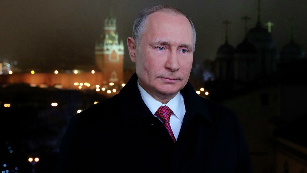 Пустые рукава и «чужая голова»: кто поздравлял россиян в Новогоднюю ночь?