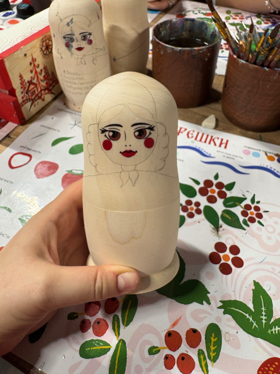 Лицо матрешки — наклейка, которую ты выбираешь. Всё остальное рисуешь сам