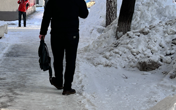 Люди падают на лед как мешок с костями: медики винят во всем смартфоны