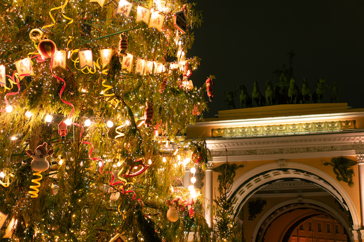 Новогодняя елка на Дворцовой Площади в Санкт-Петербурге