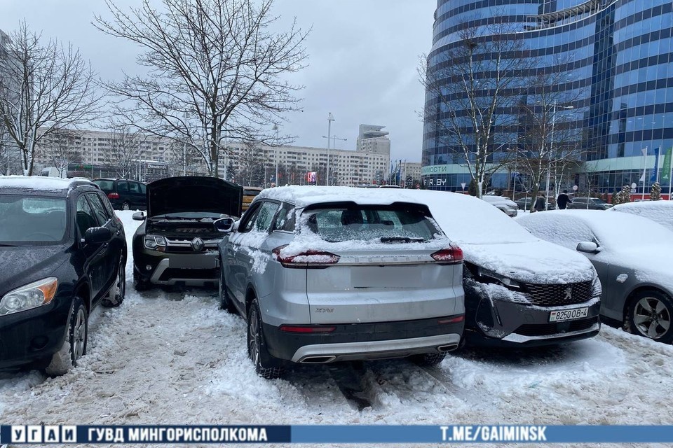    ДТП с шестью машинами произошло на парковке Национальной библиотеки в Минске. Фото: УГАИ ГУВД Мингорисполкома