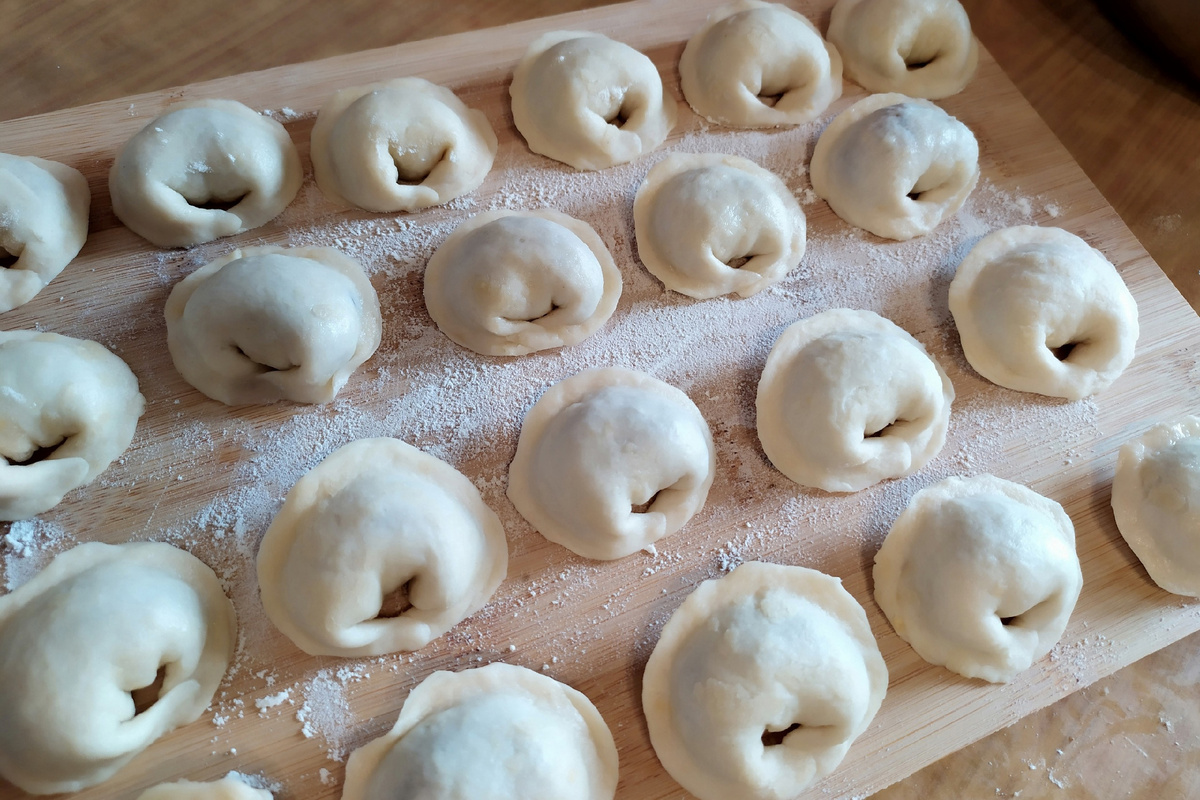 Вот, же ж, блогерка нерадивая. Ни одной фотки процесса лепки не сделала. Приходится чужие из тырнета тырить😳