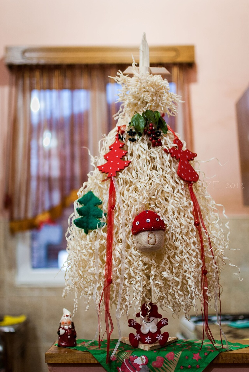 Чичилаки выглядит как белое деревце из стружки орешника и символизирует древо жизни. Важный атрибут Нового года и Дня судьбы в Грузии. Фотография из открытого источника. 