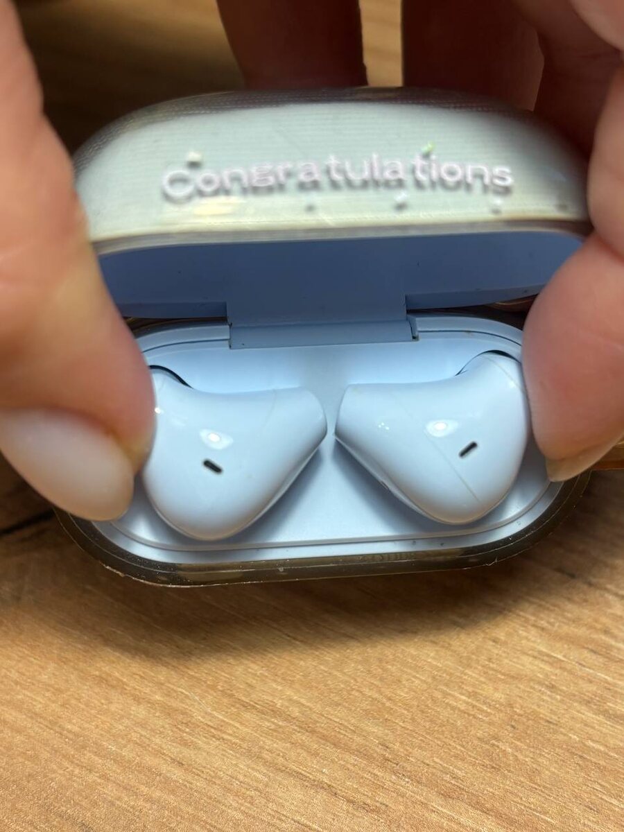 Сенсоры находятся примерно на ребре наушника