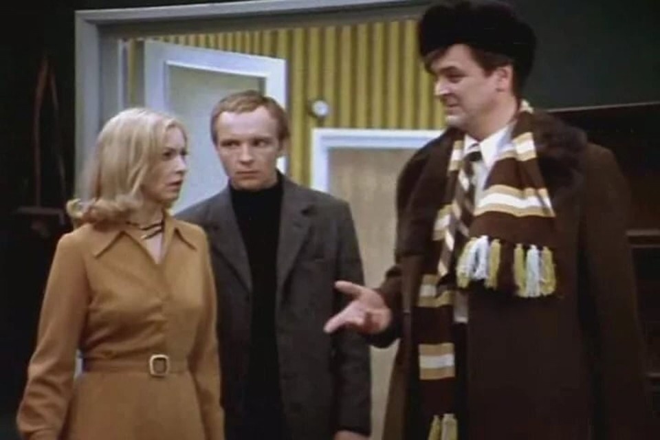    Россияне ответили, кого стоило выбрать Наде из фильма «Ирония судьбы» кадр из фильма