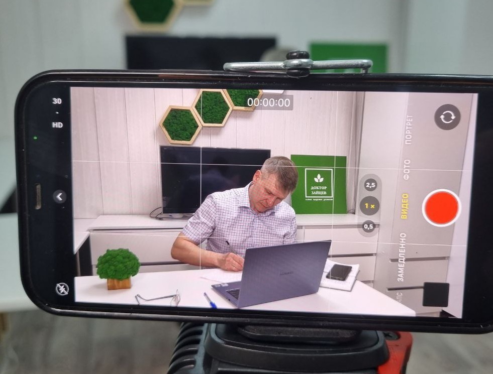 Фото со съёмок нашего видеокурса. В кадре: врач-психиатр В.Зайцев. 