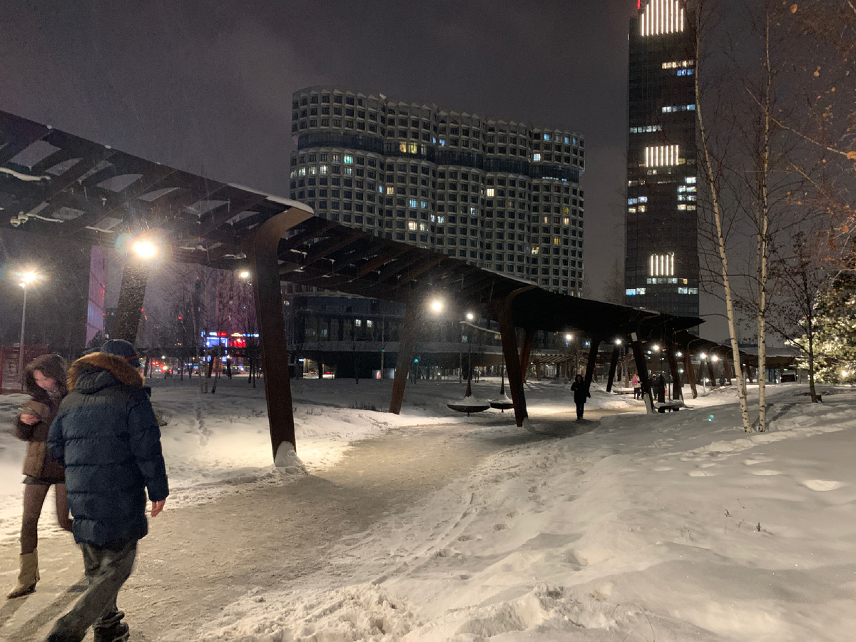 Пергола.  Материал конструкции — кортеновская сталь. Со временем она меняет свой цвет и становится рыжей, похожей на ржавую.