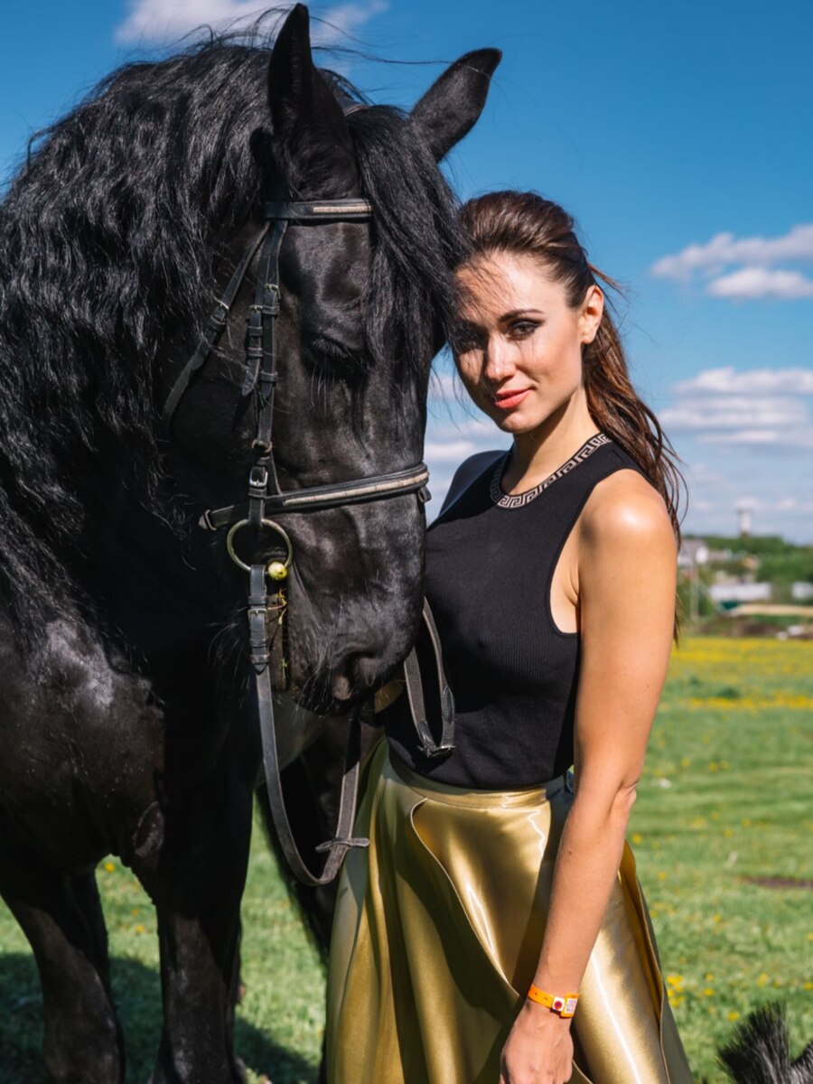    Елене Товстик исполнился 41 годСоцсети Елены Товстик