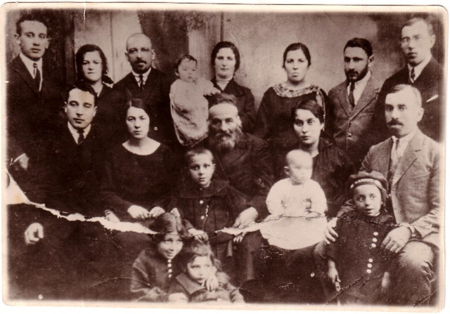 Семья Зайчик. Глубокое, 1923. В 1 ряду второй справа – З.Зайчик (2 года)