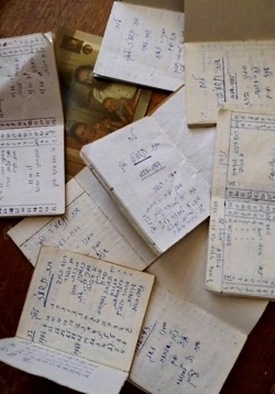 Когда не стало нашей тети Сарры Грин (светлой памяти), среди скромной утвари ее в хостеле в Герцелии обнаружились и эти маленькие карманные рукописные блокнотики-календари. Скрупулезно разлинованные, тщательно заполненные графы: месяца, даты, праздники, время восхода, зажигания свечей... Все на иврите, изредка вписанные по-русски названия месяцев.