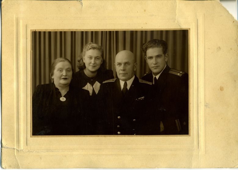 Слева направо: мама, Мая Леонидовна, папа, брат