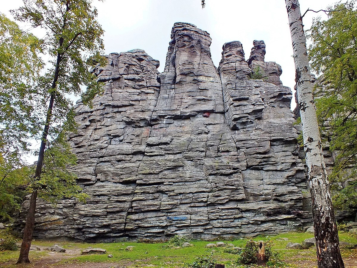 Скалы «Семь братьев и одна сестра» близ Верх-Нейвинского, Свердловская область. Фото: Аконев66 / CC BY-SA 4.0 Скалы «Семь Братьев» под Верх-Нейвинском. Эти гранитные исполины высотой с 10-этажный дом — не дело рук человеческих, а результат миллионов лет работы мороза, ветра и воды.