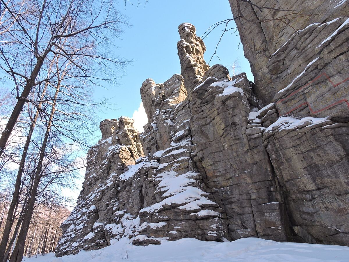 Камни «Семь братьев» в окрестностях Алапаевска (Свердловская область).
📸 Автор: DArk eNergy2014
⚖️ Лицензия: CC BY-SA 4.0