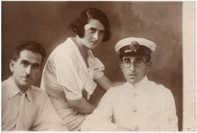 Двое справа – Григорий Лазаревич Ходаков с женой