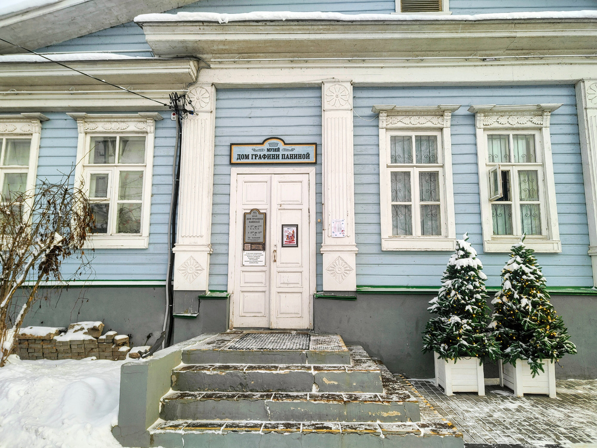 Зимний и сказочный вход в музей 