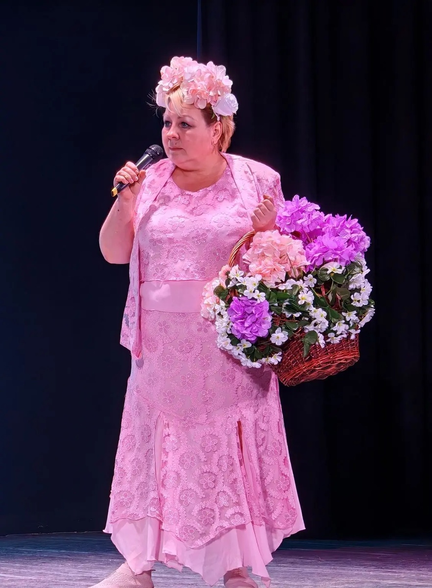 Это я. Ну кто ещё цветочную фею будет играть?