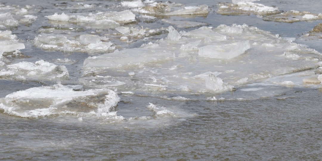 Тонкий лед: дончан предупредили об опасности выхода на замерзшие водоемы