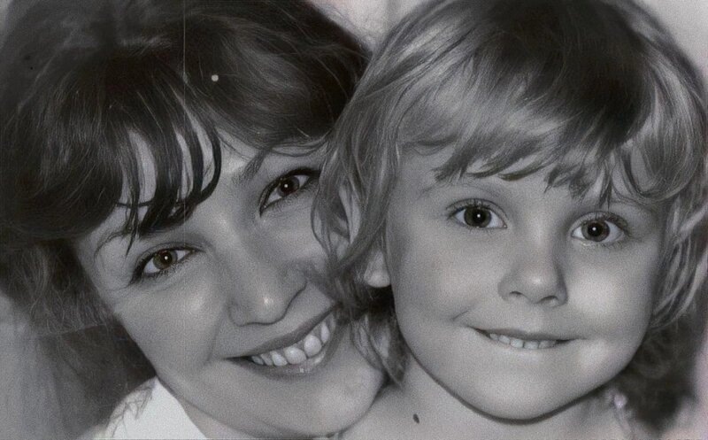    Ольга Левитина в юности с матерью.