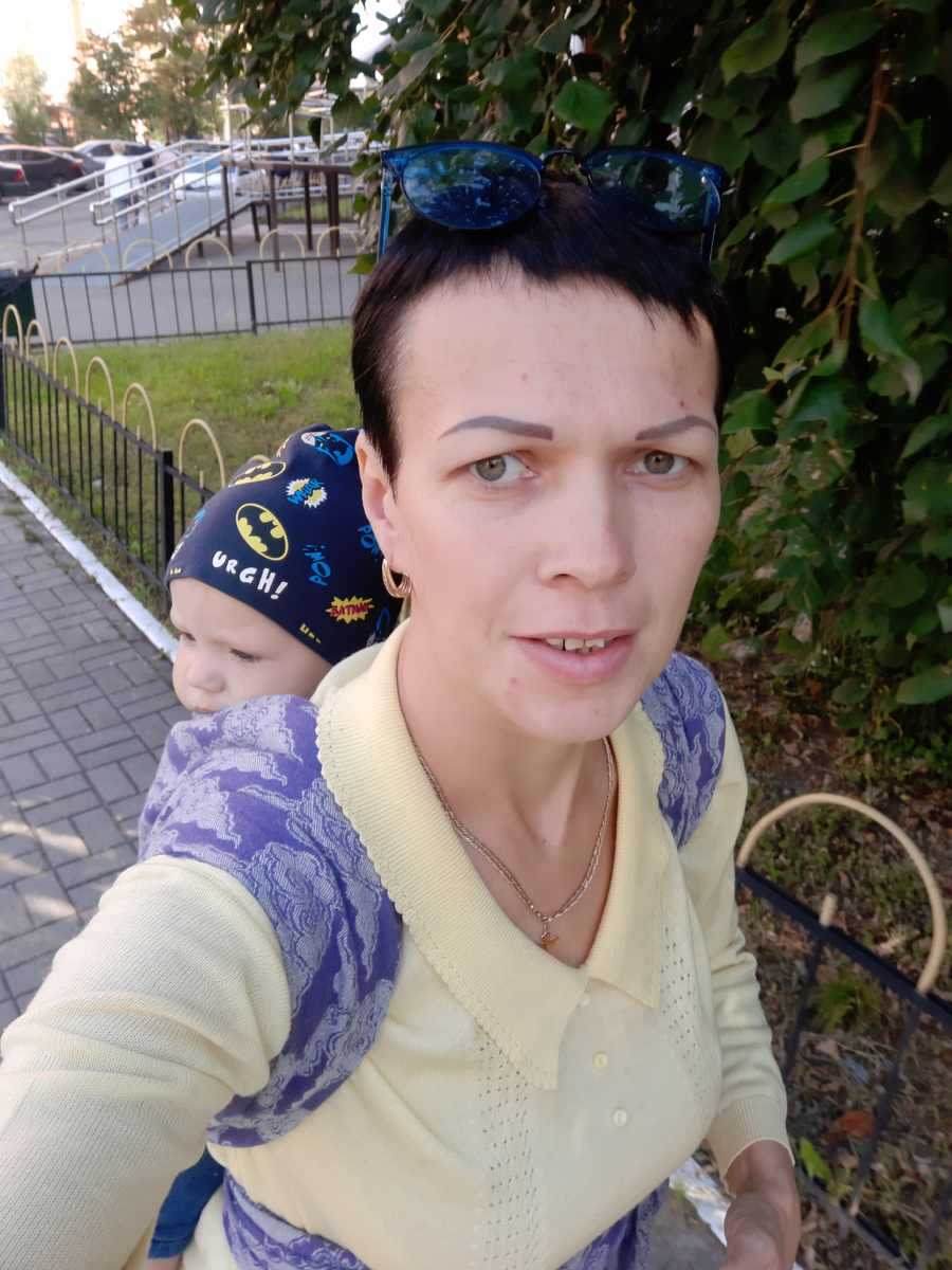 Моё фото с сыном в слинге. Этот слинг до сих пор жив.