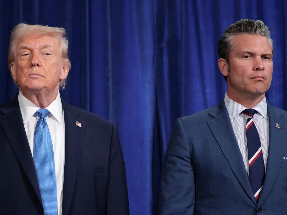    Президент США Дональд Трамп и министр обороны Пит Хегсет | © REUTERS / Jonathan Ernst