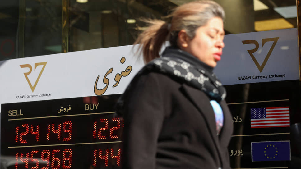 Обменник с актуальным курсом иранского риала в Тегеране.📷Фото: Majid Asgaripour / WANA / Reuters