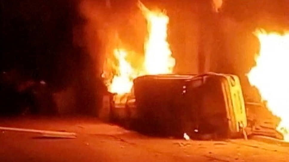 Подожженная протестующими машина в Азне.📷Фото: Social Media / Reuters