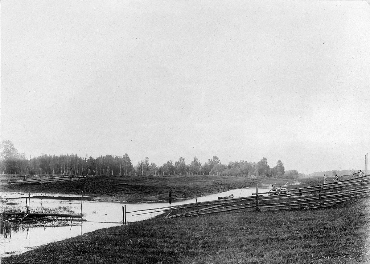 Северный вход в Северо-Екатерининский канал на реке Северная Кельтма (1890 г.).
Автор: Юлий Михайлович Шокальский.
Источник: Gallica BnF.
Статус: Общественное достояние (Public Domain).