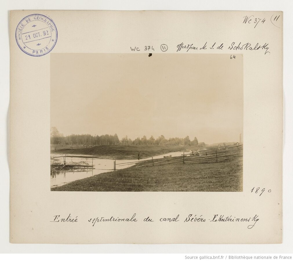 Северный вход в Северно-Екатерининский канал. Автор: Юлий Шокальский (альбом, 1892 г.). Источник: gallica.bnf.fr. Общественное достояние.  Адский труд. Такие земляные работы велись вручную, тысячами "работных людей" в условиях уральской тайги. Каждая сажень канала давалась ценой невероятных усилий и человеческих жизней.