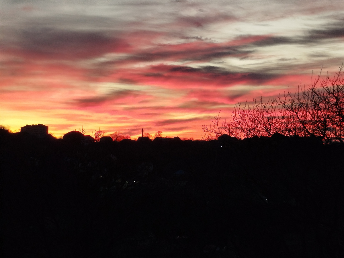 Вид с нашего дома на закат. То, от чего я млею.