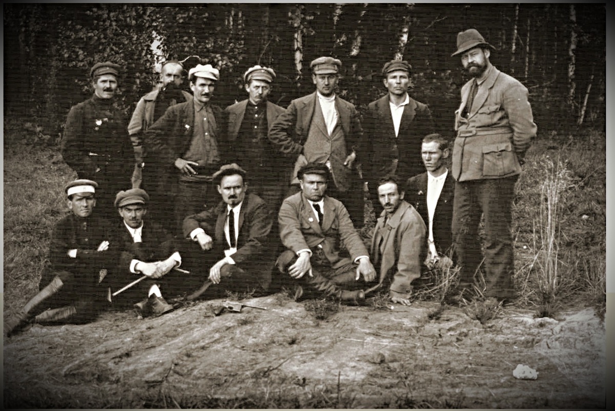 Члены комиссии на месте казни Николая II и его семьи, расстрелянных в Екатеринбурге