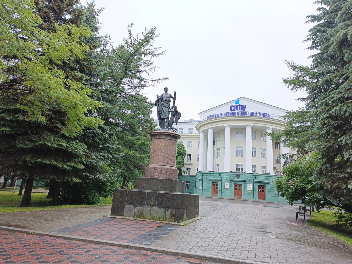 Северный Арктический Федеральный Университет (САФУ) имени М.В. Ломоносова (наб. Северной Двины, 17) Здание было построено в 1914 г. для Епархиального училища, в советский период к зданию пристроили новые корпуса.
