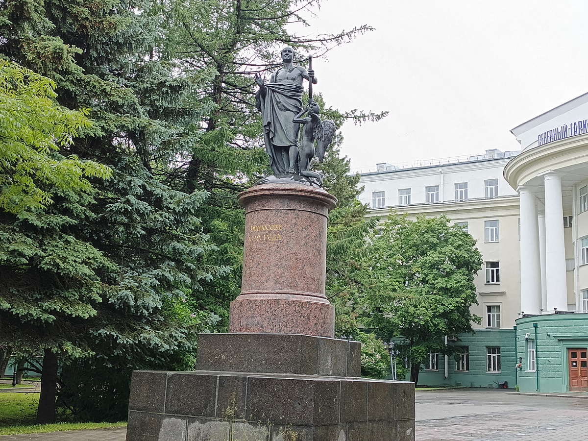 Памятник Михаилу Васильевичу Ломоносову созданный Иваном Петровичем Мартосом на деньги архангелогородцев аж в 1829 г. и перенесённый к зданию Университета в 1930 г.