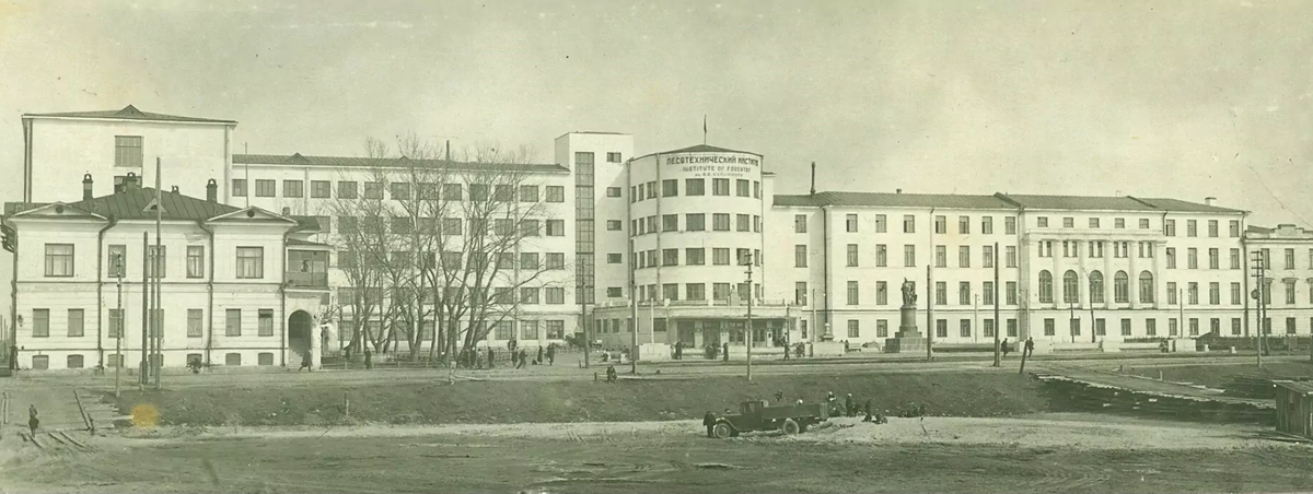 Лесотехнический Институт в 1939 г. - предок современного САФУ. В правом крыле угадывается надстроенное четвёртым этажом здание Епархиального училища. Левое крыло и Центральный вход - чистый конструктивизм 20-х 30-ч годов. В ВОВ здание сильно пострадало от бомбёжки и было восстановлено уже в стиле сталинского ампира. Именно таким мы видим центральный вход сейчас (см. предыдущее фото в галерее).