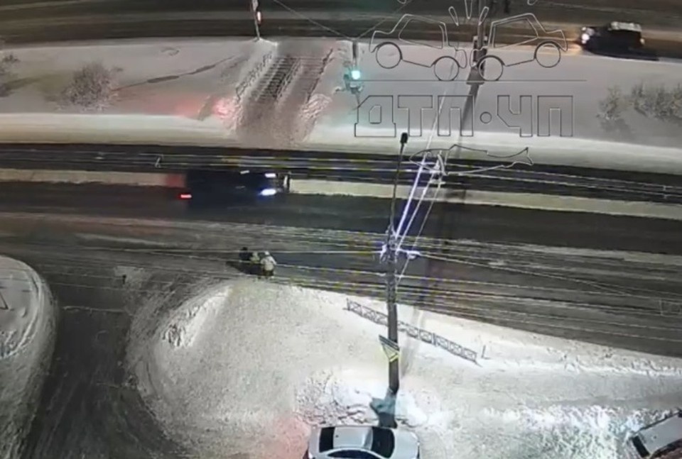    Мальчик шел на зеленый сигнал светофора. Фото: скриншот видео Мурманск ДТП ЧП / vk.com/murmansk_dtp