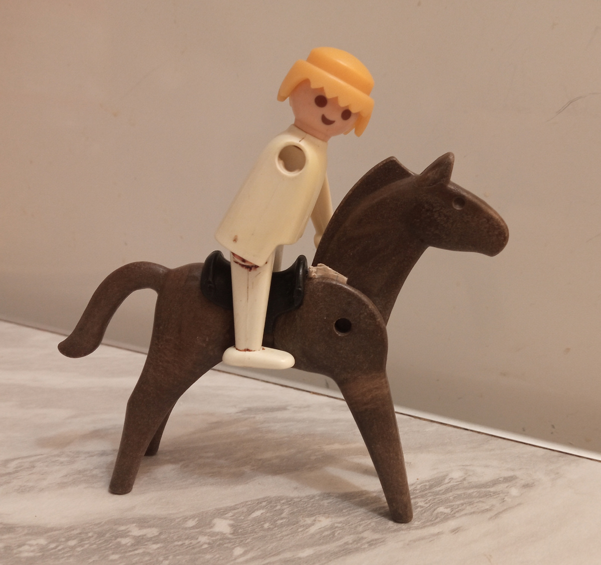 Верный друг ковбоя. Правда, ковбой без руки. А вот шею коню я починила.