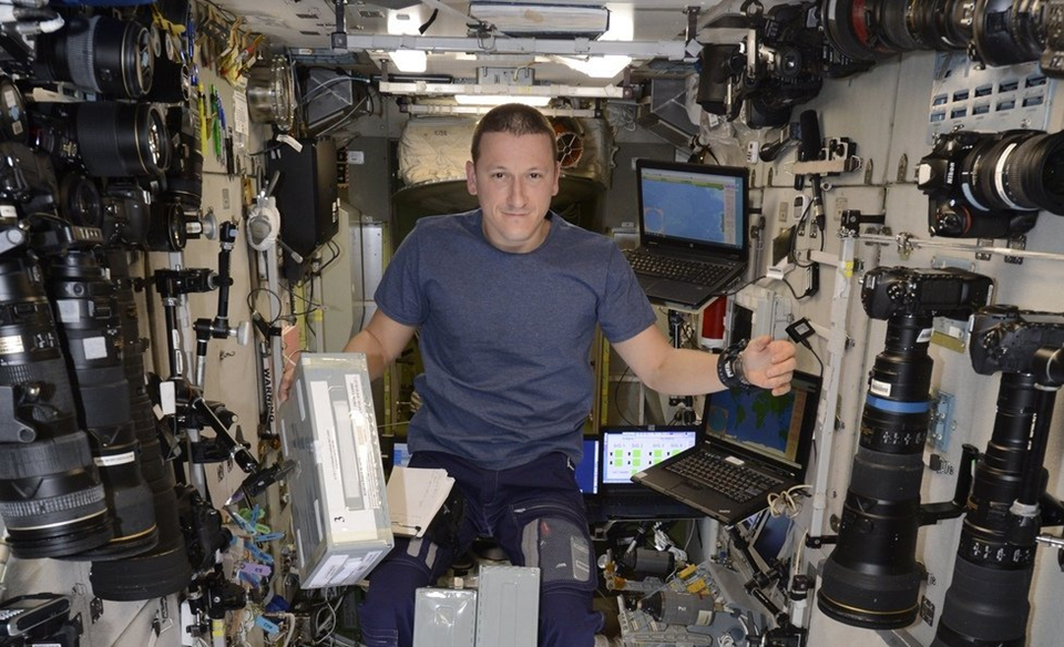 Сергей Кудь-Сверчков с продуктовыми контейнерами на ЦП РС. Фото: Роскосмос