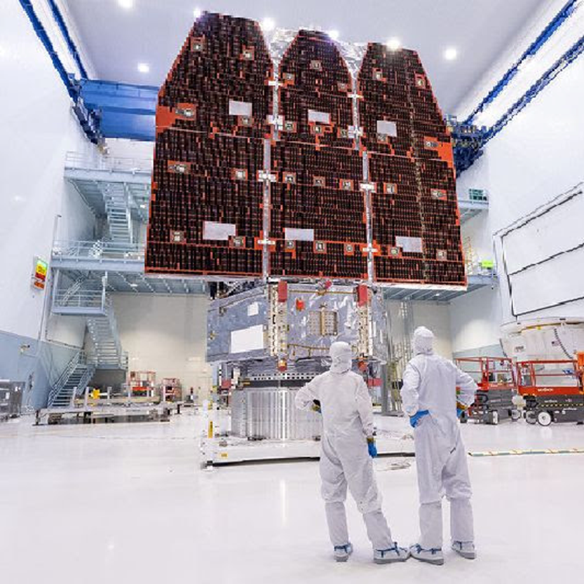 Космический телескоп имени Нэнси Грейс Роман НАСА полностью собран после интеграции двух его основных сегментов 25 ноября в Центре космических полетов имени Годдарда в Гринбелте, штат Мэриленд. Запуск миссии запланирован на май 2027 года, но команда планирует запуск уже осенью 2026 года.
Фото: НАСА/Джолеарра Тшитея
