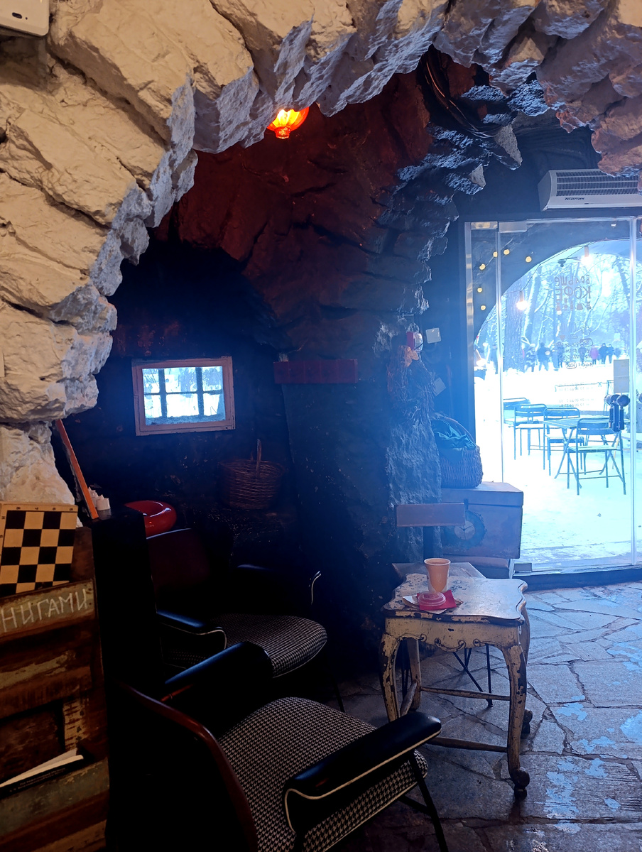 В кофейне "Больше кофе".