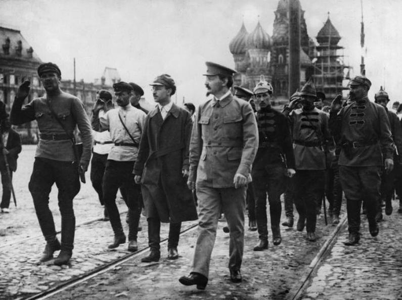 Лев Троцкий (в центре)  фото из rg.ru