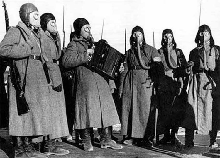 Бойцы Красной Армии на учениях по химической обороне