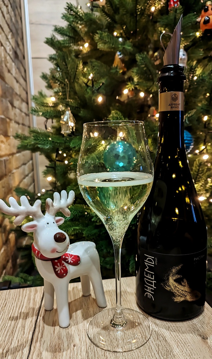 Эндемы Ареал Рислинг Брют 2024 в бокале. 29 декабря 2025